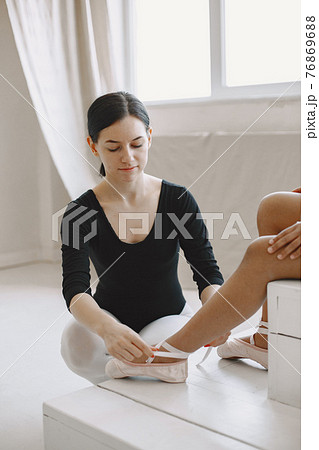 African little girl is studying ballet African little girl is studying ballet 76869688