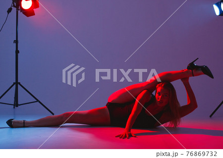 Art portrait of an beautiful fashion model girl 76869732