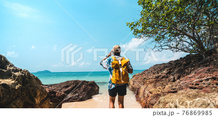 Seaside travel man with yellow bags travel to the beach 76869985