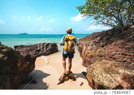 Seaside travel man with yellow bags travel to the beach 76869987