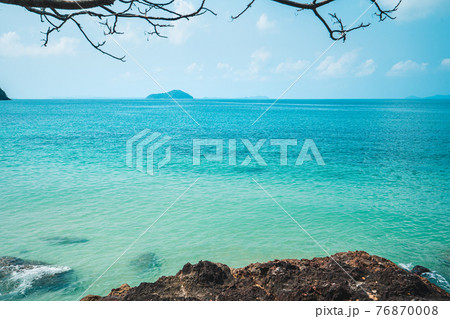 Blue sea with white beach in summer 76870008