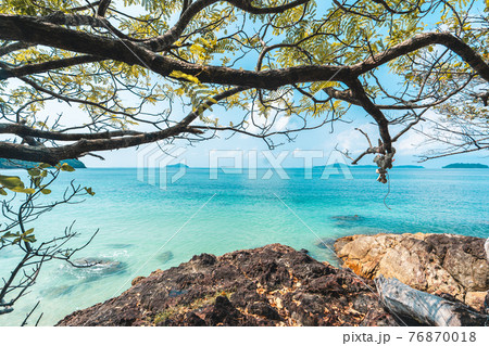 Blue sea with white beach in summer 76870018