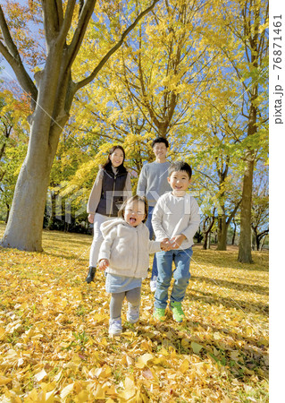 紅葉の公園で遊ぶ4人家族 76871461