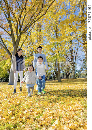 紅葉の公園で遊ぶ4人家族 紅葉の公園で遊ぶ4人家族 76871464