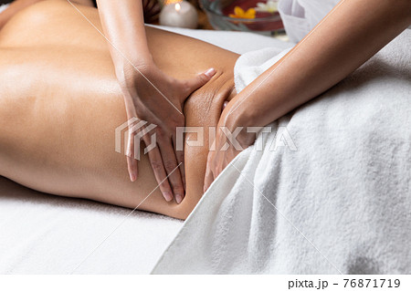 オイルマッサージ 76871719