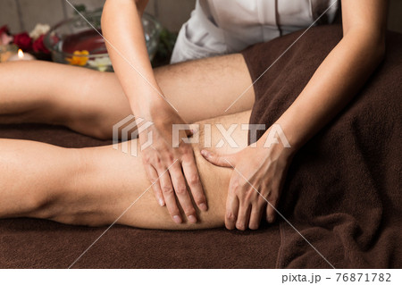太もものマッサージ 76871782