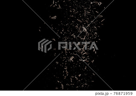 砕いたチョコを振りかける 76871959