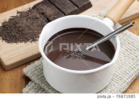 刻んだチョコレートを鍋で溶かす チョコレートフォンデュ 76871985