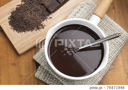 刻んだチョコレートを鍋で溶かす チョコレートフォンデュ 刻んだチョコレートを鍋で溶かす チョコレートフォンデュ 76871986
