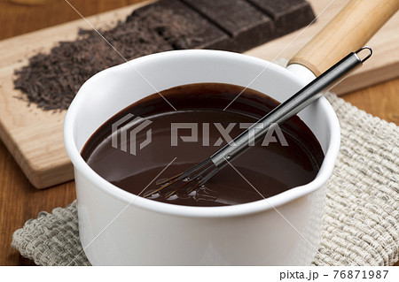 刻んだチョコレートを鍋で溶かす 76871987