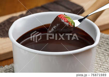 いちごのチョコレートフォンデュ 76871989