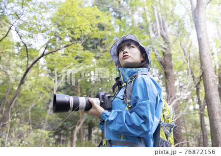 山で写真を撮る女性　トレッキングイメージ 76872156