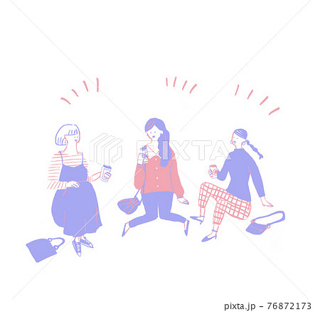 座ってお酒、飲み物を飲む（路上飲み）女性3人　B 76872173