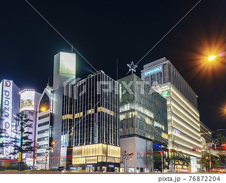 心斎橋 御堂筋新橋交差点 【大阪市】2021年4月 夜景 心斎橋 御堂筋新橋交差点 【大阪市】2021年4月 夜景 76872204