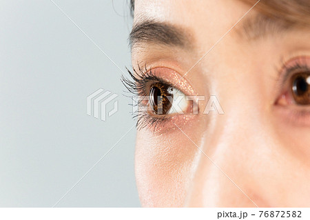 女性の目クローズアップ 76872582