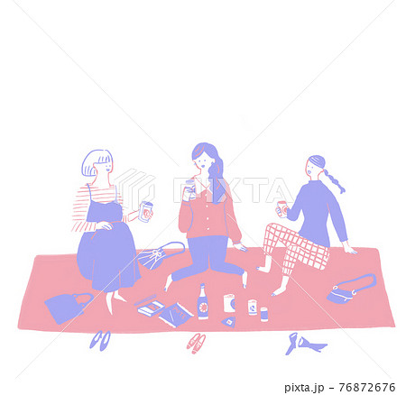 レジャーシートを敷いて宴会、飲み会をする女性3人 76872676