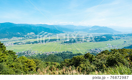 平丸峠から飯山市の眺め（夏） 76872987