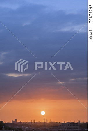 住宅地の朝 早朝 朝日 朝焼け 朝日 太陽 住宅地の朝 早朝 朝日 朝焼け 朝日 太陽 76873292