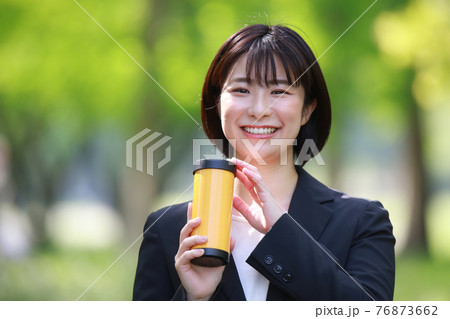 水筒を持つ女性 水筒を持つ女性 76873662
