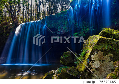鍋ヶ滝_幅が広く水のカーテンのような滝、滝の裏に空間ができており滝を裏から見ることができる 76873685