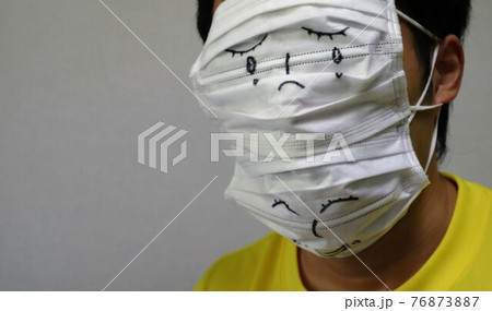 笑顔でも心の中は泣いている人物 笑顔でも心の中は泣いている人物 76873887