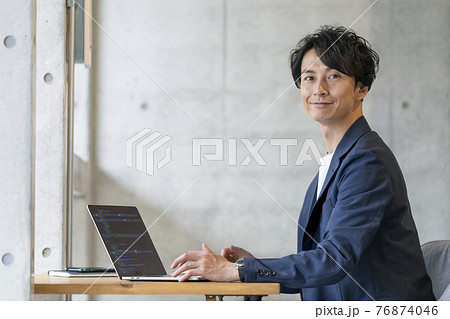 カジュアルビジネス 30代のエンジニア イメージ カジュアルビジネス 30代のエンジニア イメージ 76874046