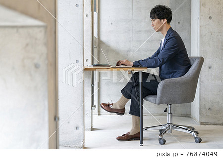 ノートパソコンで作業をする30代の男性 カジュアルビジネス イメージ ノートパソコンで作業をする30代の男性 カジュアルビジネス イメージ 76874049