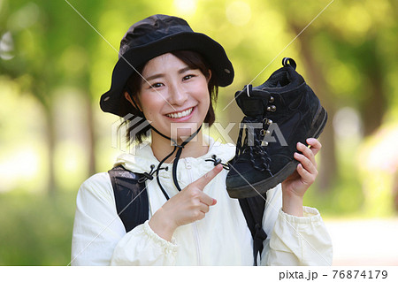 登山靴を持つ女性 登山靴を持つ女性 76874179