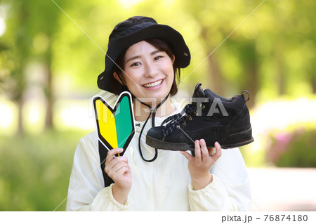 登山靴と初心者マークを持つ女性 登山靴と初心者マークを持つ女性 76874180