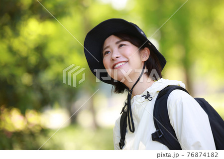 登山をする女性 登山をする女性 76874182