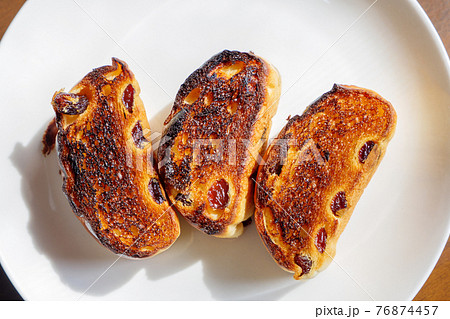 焼きすぎてしまったレーズンパン 焼きすぎてしまったレーズンパン 76874457