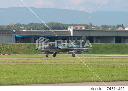 スイス空軍ハンターT68練習機離陸 スイス空軍ハンターT68練習機離陸 76874865