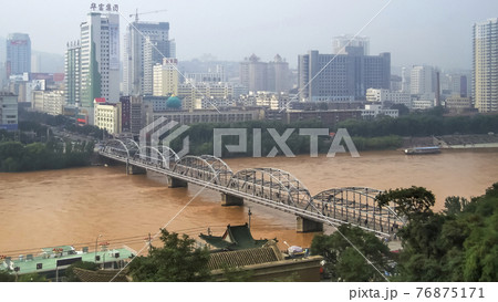 中国 蘭州 白塔山公園から眺める黄河と中山橋 / Lanzhou, Gansu, China 中国 蘭州 白塔山公園から眺める黄河と中山橋 / Lanzhou, Gansu, China 76875171