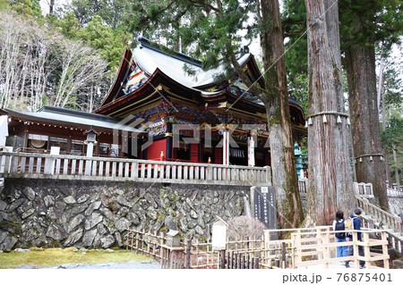 三峯神社の拝殿と神木 76875401