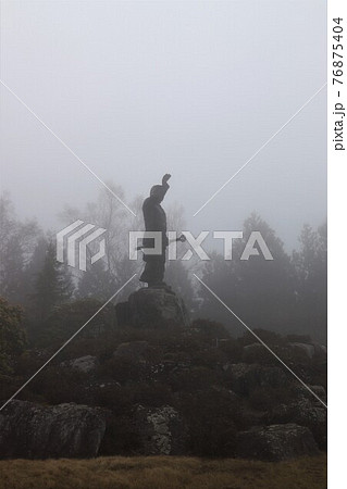 三峯神社・霧の日本武尊銅像 76875404