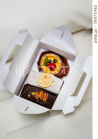 ケーキ ボックス イチゴ 76875462