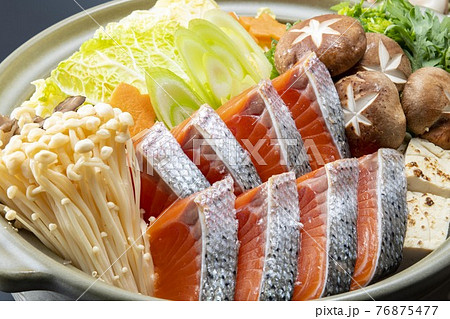 美味しい鍋料理の盛り付け 美味しい鍋料理の盛り付け 76875477