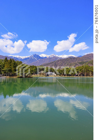 千人塚公園　満開の桜と三ツ葉つつじ 76876001