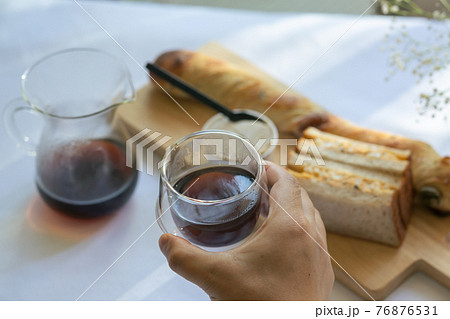 コーヒーとパン　朝食の風景 76876531