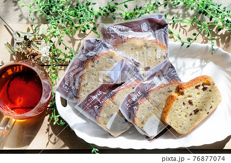 紅茶とともに手作りチョコバナナのパウンドケーキ 76877074