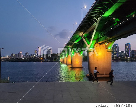夜景 桟橋 公園 76877185