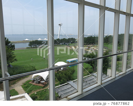 葛西臨海公園のクリスタルビューからの眺め(南西側 展望広場・西なぎさ方向) 葛西臨海公園のクリスタルビューからの眺め(南西側 展望広場・西なぎさ方向) 76877862