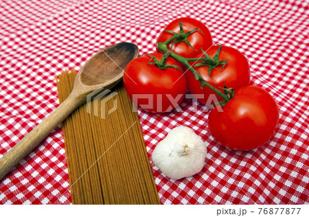 Spaghetti, Garlic and Tomato home cooking ingredients Spaghetti, Garlic and Tomato home cooking ingredients 76877877