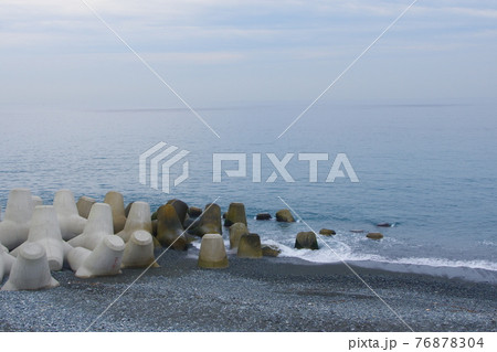 曇天の西湘バイパスのパーキングから望む海 76878304