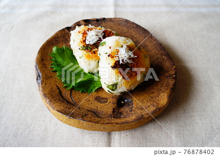 しらす焼きおにぎり 76878402