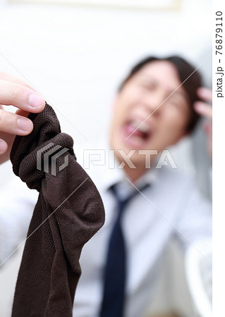 仕事帰りの靴下が臭過ぎる会社員の男性 仕事帰りの靴下が臭過ぎる会社員の男性 76879110