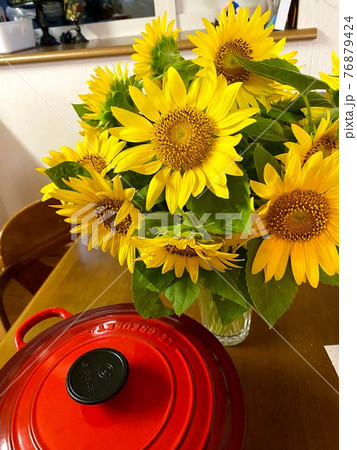 ひまわりの花束とプレゼントの赤いル・クルーゼ ひまわりの花束とプレゼントの赤いル・クルーゼ 76879424