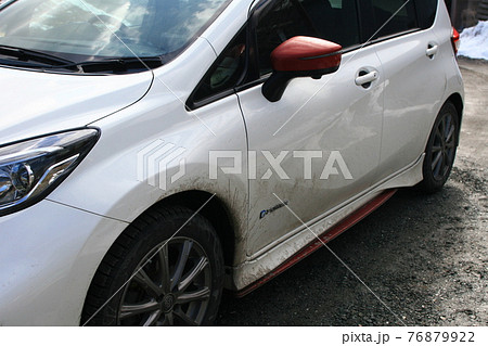 雪や雨の日後の泥だらけの車体 雪や雨の日後の泥だらけの車体 76879922