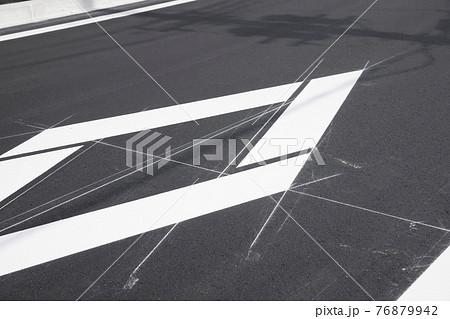 道路、路面標示　舗装したばかりのチョークの補助線跡が残っている路面標示 76879942