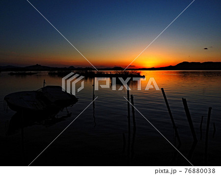 西の湖の夕景 76880038